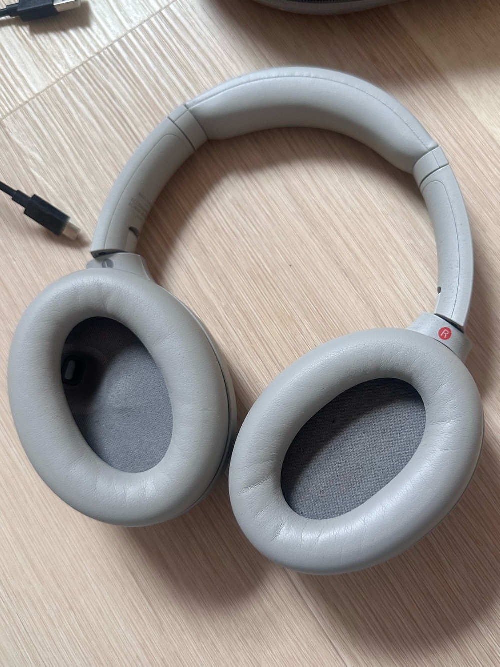 Sony XM4 Headphones in Light Gray - Picture 2 of 4